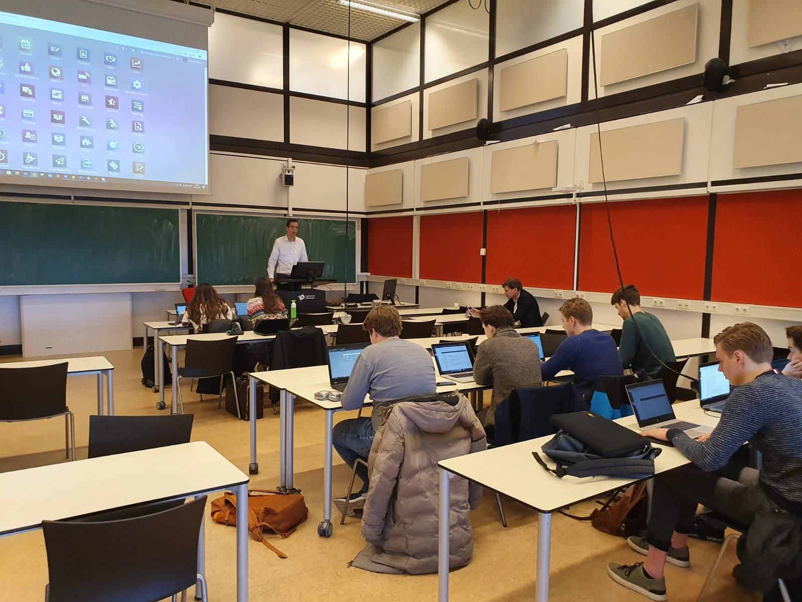 Bastiaan de Keijzer van Odoo Experts geeft les aan studenten