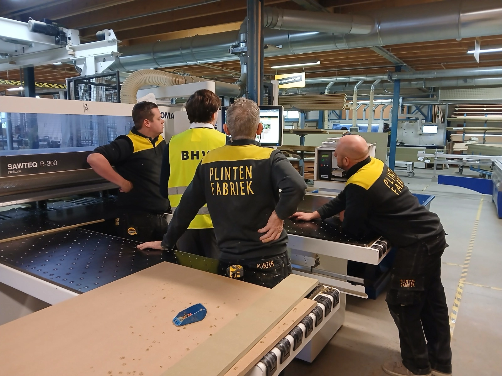 ERP-consultant bespreekt processen met medewerkers op de winkelvloer