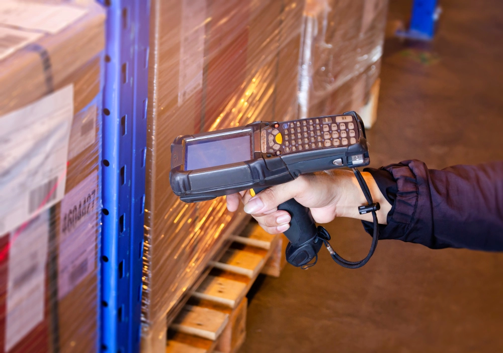Magazijnmedewerker controleert de voorraad met een handscanner