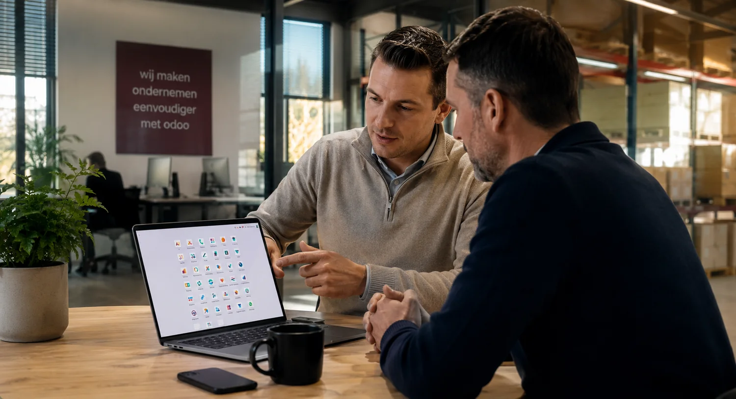 Een Odoo Experts-consultant bespreekt Odoo met een klant